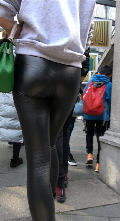 黑色紧身皮裤妹子[664M/MP4]