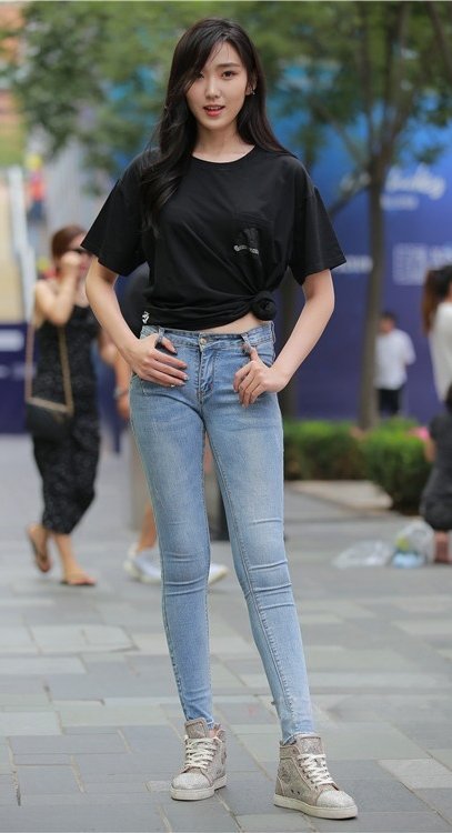 漂亮的牛仔紧身裤美女(40P)[410M/JPG]