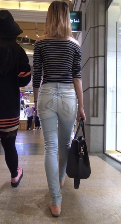 漂亮的的浅蓝色牛裤美女[1.36G/MP4]