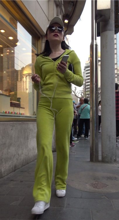 戴着墨镜的气质美女一[569M/MP4]