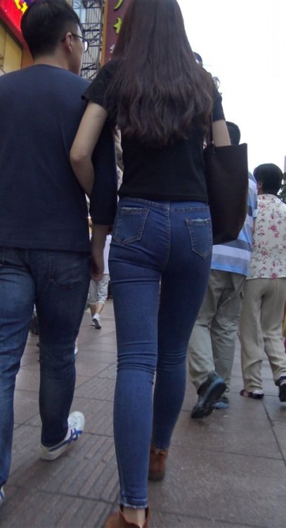 漂亮的蓝色牛仔紧身裤美女[1.37G/MP4]