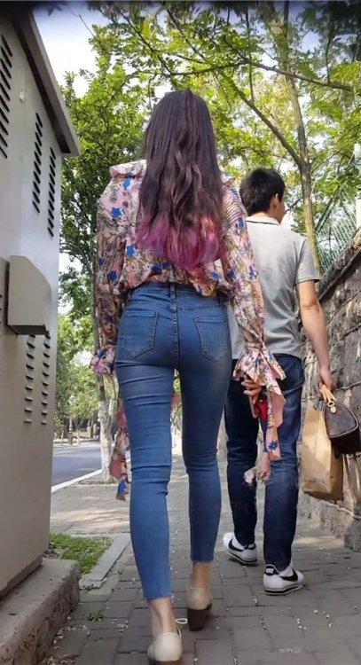 紧身牛仔裤长发美眉[318M/MP4]