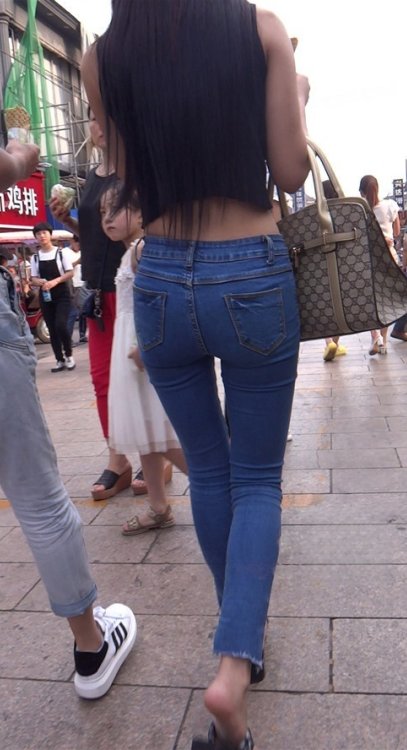 吃雪糕的露腰牛仔裤长发妹子[1.01G/MP4]