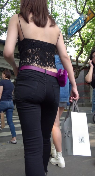 漂亮的吊带黑色紧身裤小姐姐[874M/MP4]