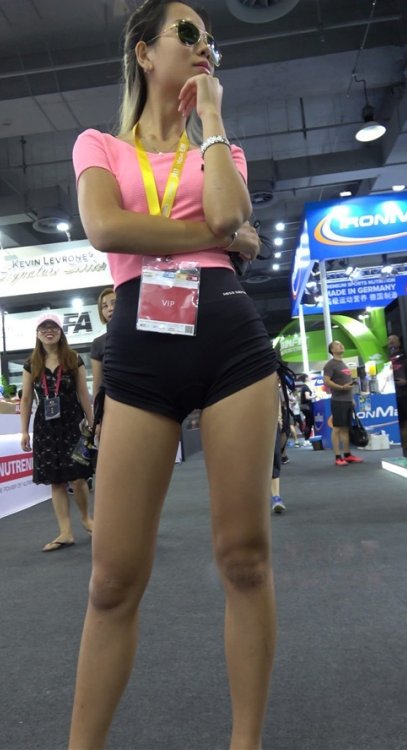 健身的高腰黑色短裤紧身妹子[1.59G/MP4]