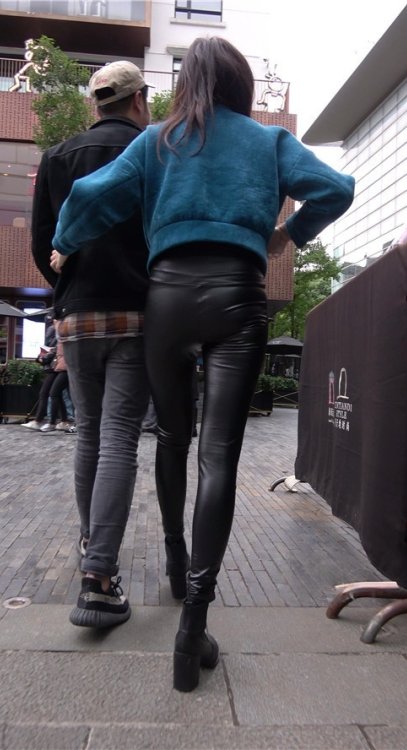 漂亮的黑色紧身皮裤美女《二》 [1.98G/MP4]