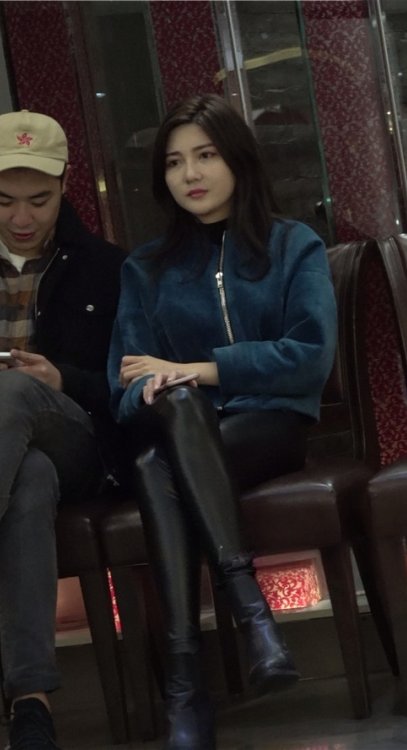 漂亮的黑色紧身皮裤美女《三》 [1.97G/MP4]