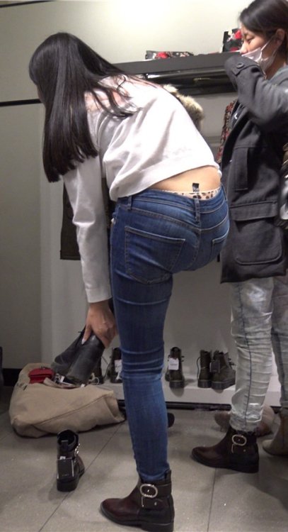 买鞋的牛仔紧身裤妹子《一》[1.58G/MP4]