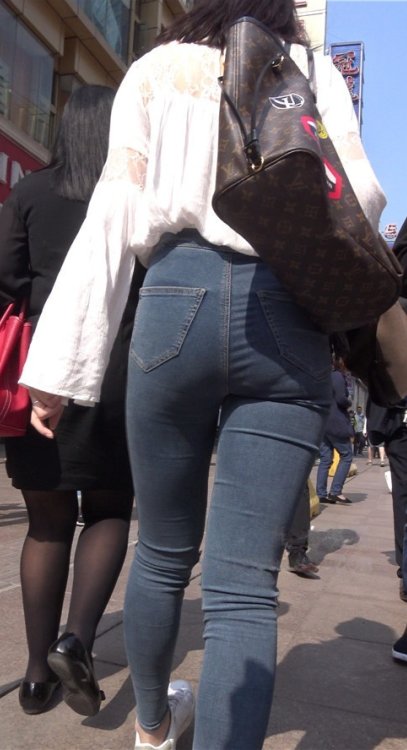 极品牛仔紧身裤美女《一》[2.08G/MP4]