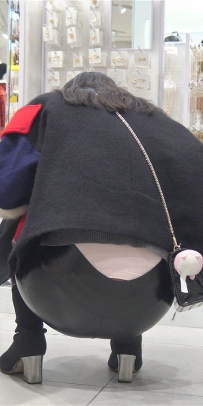 商场里的黑皮裤美女[5.34G/MP4]