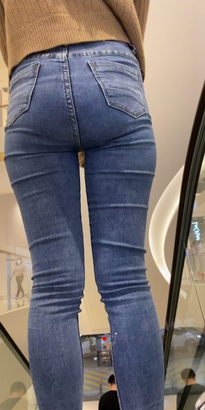 圆润牛仔裤翘屯美女[522M/MP4]