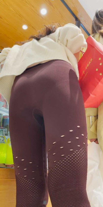 瑜伽裤小阿姨逛街，尽显黄金比例身材