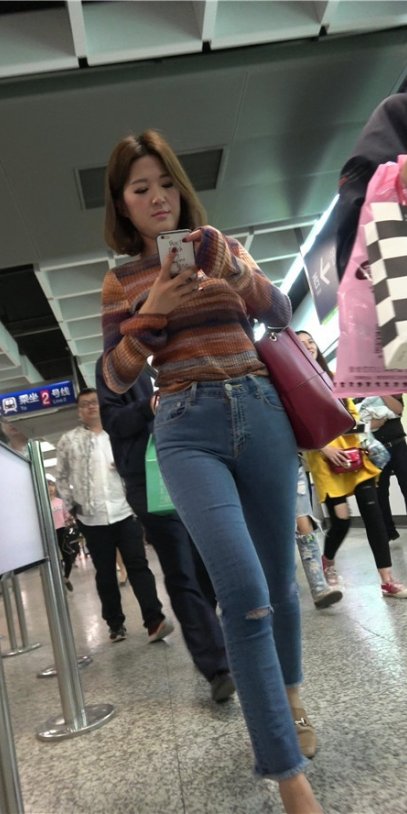 地铁站玩手机的牛仔裤小姐姐[863M/MP4]