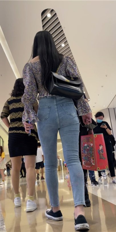 街拍牛仔裤美女[787M/MP4]