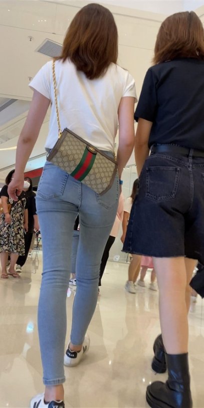 街拍蓝色牛仔裤妹子[876M/MP4]