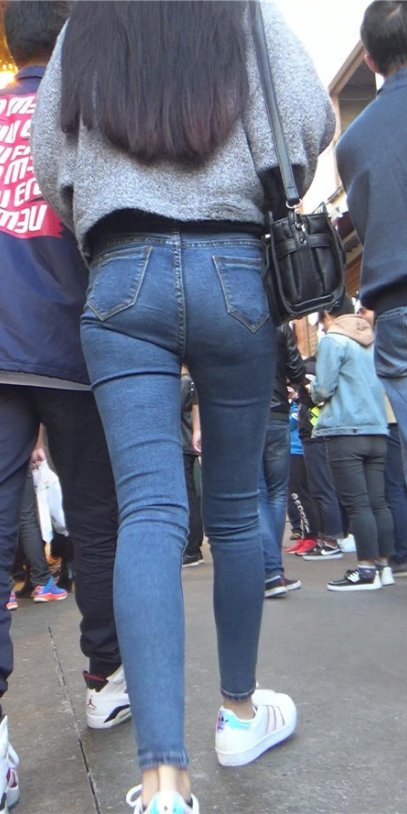 牛仔紧身裤长腿小姐姐[715M/MP4]