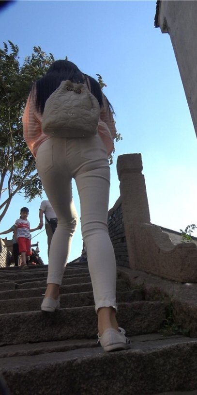 背着包包的白裤妹子[1.56G/MP4]