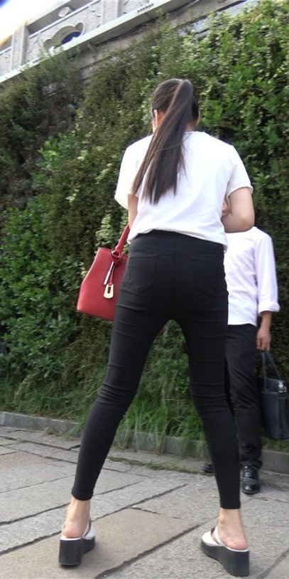 黑色紧身裤妹子[2.4G/MP4]