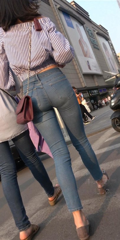 紧身蓝色牛仔裤小姐姐[1.94G/MP4]