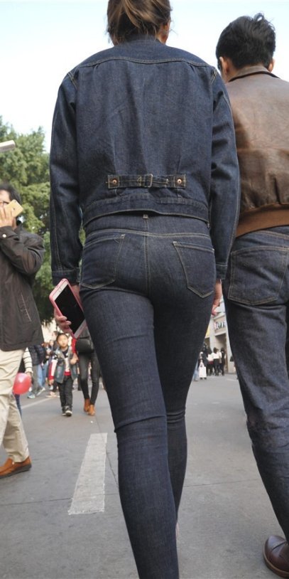 牛仔装紧身小姐姐[3.3G/MP4]