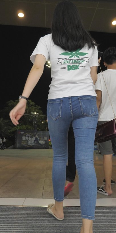 蓝色牛仔紧身裤小姐姐[3.41G/MP4]