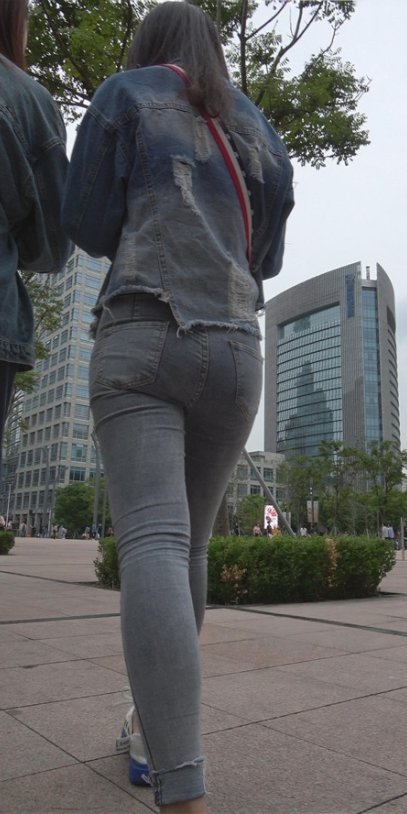 紧身牛仔装小妹[3.03G/MP4]