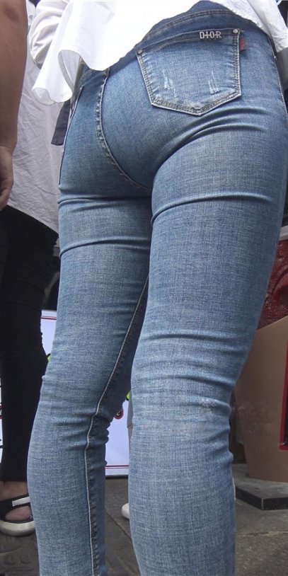 紧身蓝色牛仔裤小姐姐[3.62G/MP4]