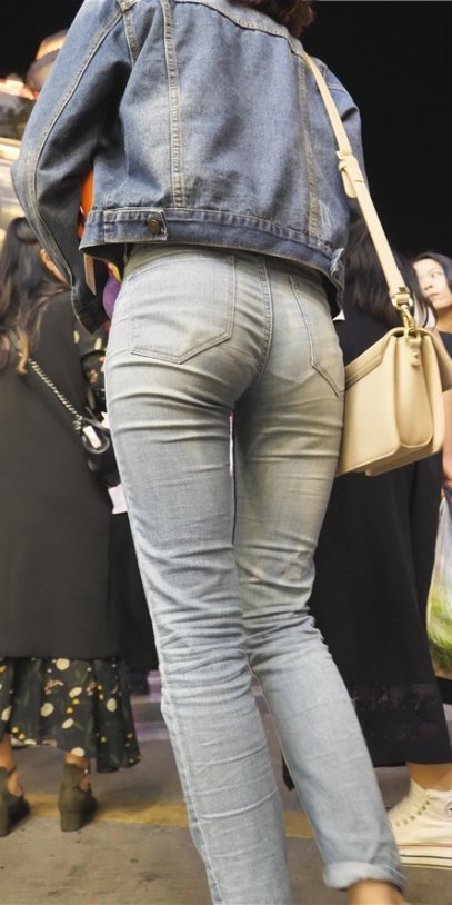 牛仔装卷发小姐姐[3.02G/MP4]