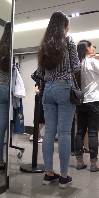 买衣服的牛仔裤妹子[2.04G/MP4]