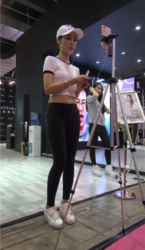 在直播的漂亮紧身黑裤小姐姐[1.68G/MP4]