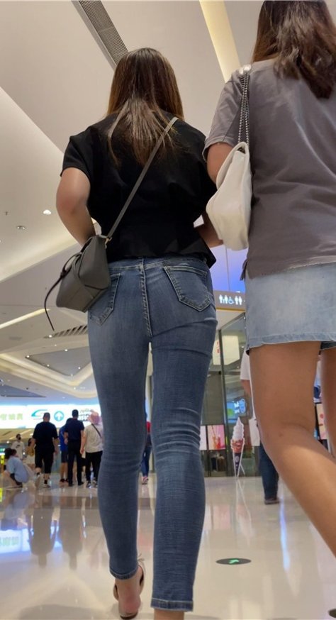 蓝色肉肉的牛仔裤小姐姐[610M/MP4]