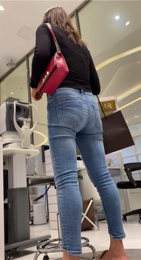 蓝色牛仔裤美女[537M/MP4]