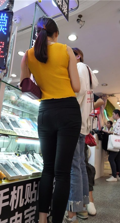 街拍黑紧裤小姐姐[2.48G/MP4]