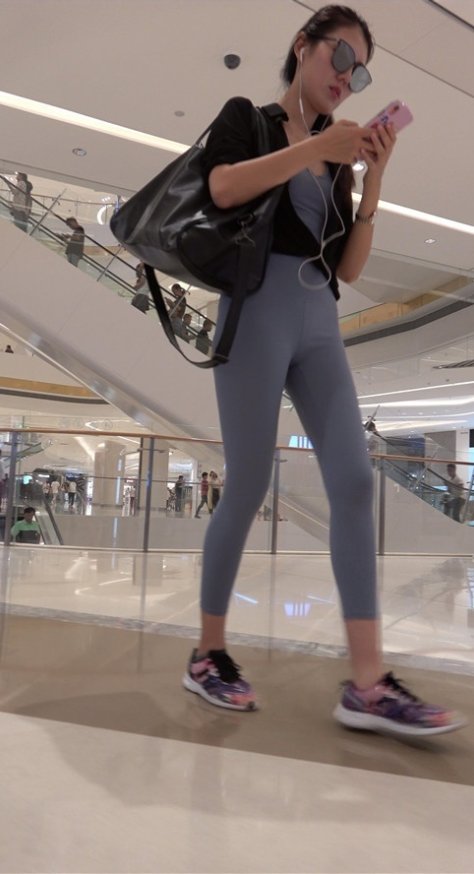 商场里戴着墨镜的紧身裤美女[4.66G/MP4]