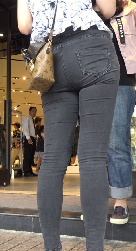 商场里的气质黑牛仔美女[4.52G/MP4]