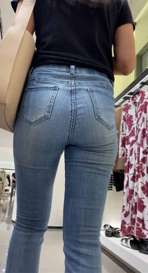 商场里的气质紧牛美女[1.77G/MP4]