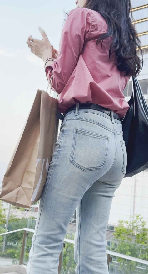 迷人长发美女超紧牛仔裤性感诱惑