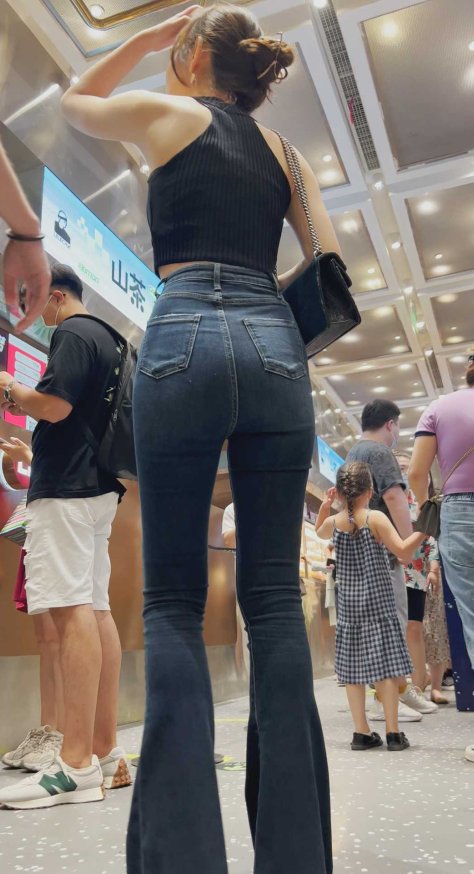 牛仔喇叭裤苹果臀小姐姐