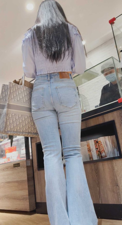一个人穿着紧身牛仔裤逛街应该很无聊