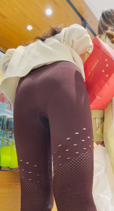 瑜伽裤小阿姨逛街，尽显黄金比例身材