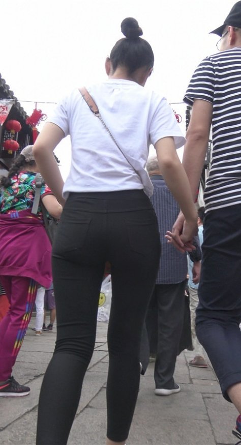 黑色紧身裤翘屯妹子[2.16G/MP4]