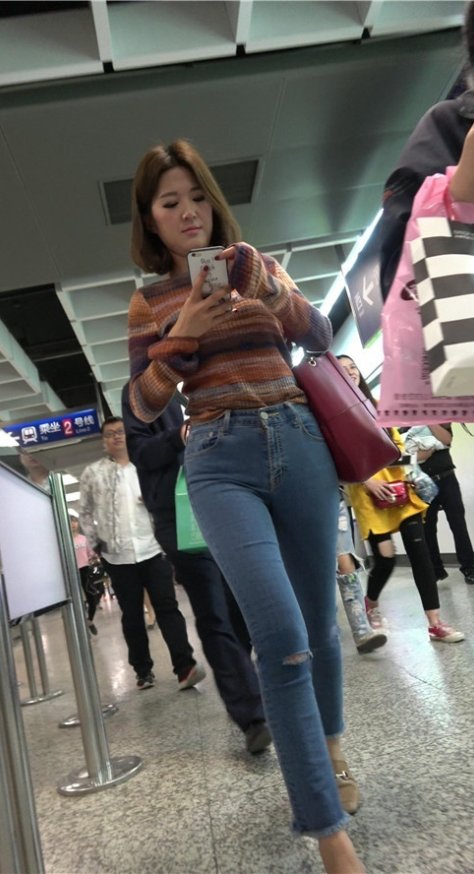 地铁站玩手机的牛仔裤小姐姐[863M/MP4]