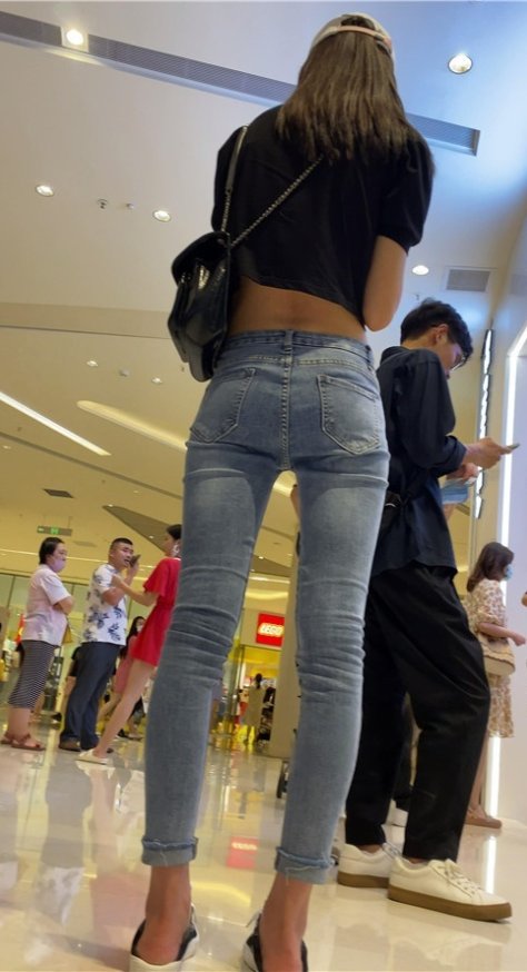 露腰的苗条长腿小姐姐[454M/MP4]