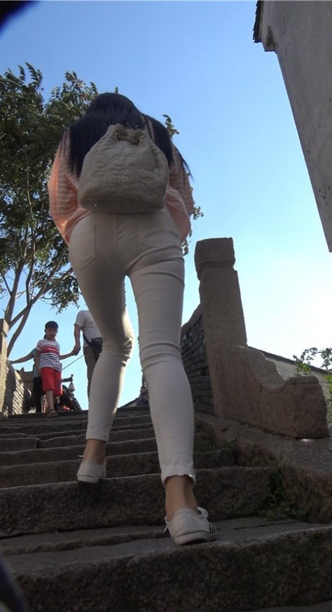 背着包包的白裤妹子[1.56G/MP4]