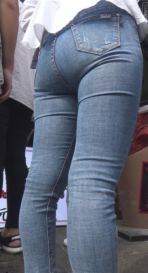 紧身蓝色牛仔裤小姐姐[3.62G/MP4]