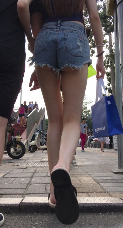 热裤牛仔长腿妹子[1.18G/MP4]