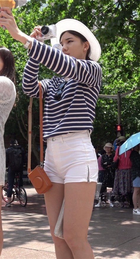 喜欢拍照的白色热裤美女[2.55G/MP4]