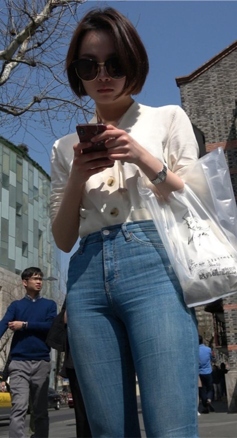 紧身牛仔裤短发小姐姐[2.33G/MP4]