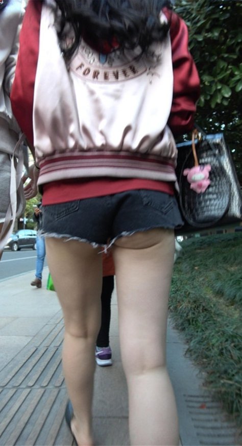 黑色热裤月牙小姐姐[1.45G/MP4]