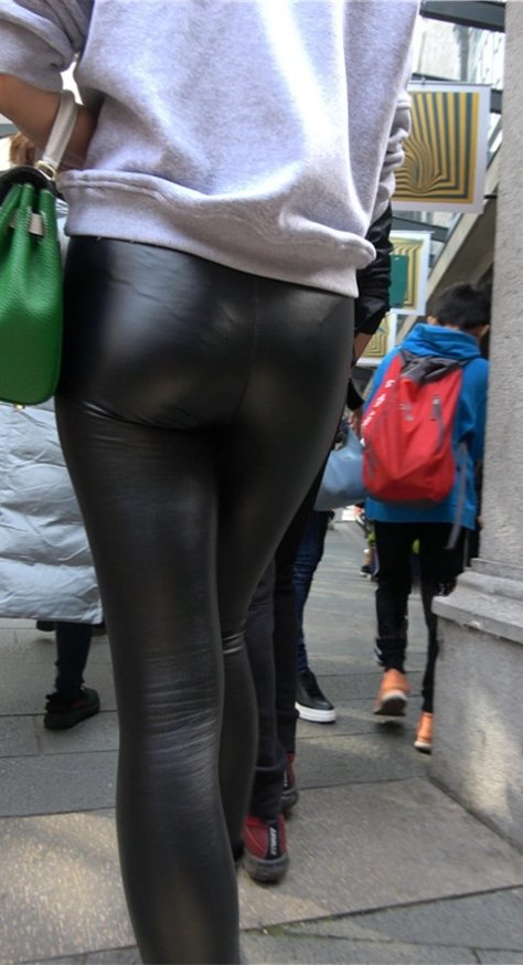 黑色紧身皮裤妹子[664M/MP4]